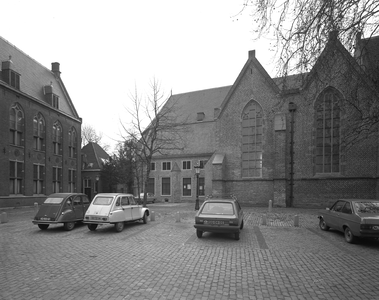 813787 Gezicht op het parkeerterrein op het Nicolaaskerkhof te Utrecht; links de zijvleugel van het Centraal Museum ...